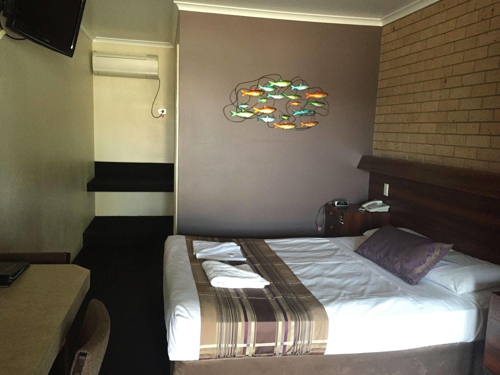 Sarina Motor Inn Buitenkant foto